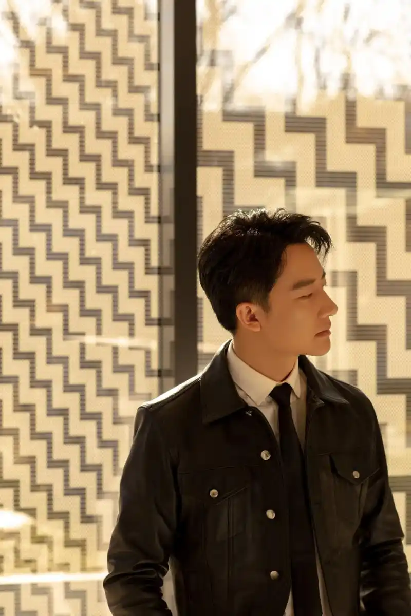 绿洲看到黄轩侧颜 ,整理了一波～ 西装美男,精致耐看,眼神坚定深邃