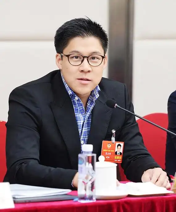 霍启刚显而易见,霍启刚努力到现今的成效很是不错,个人成就算是几个