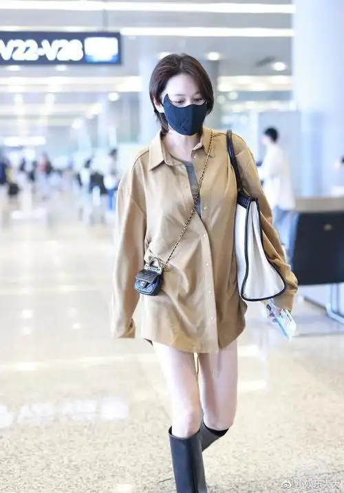 张馨予一头短发干净利落身着土黄色长衬衫黑色长筒靴大秀长腿