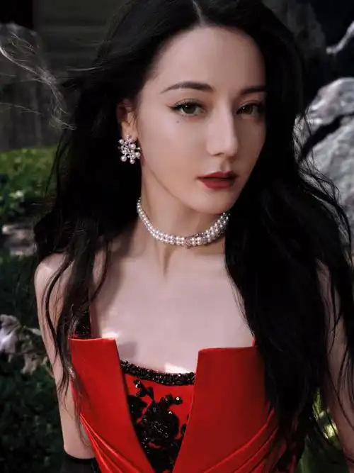 迪丽热巴一袭烈焰红裙霸气外露,完美妆容惊艳亮相