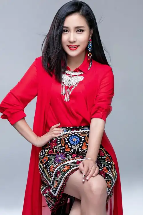 女歌手,民盟盟员, a target="_blank" href="/item/中央民族大学音乐