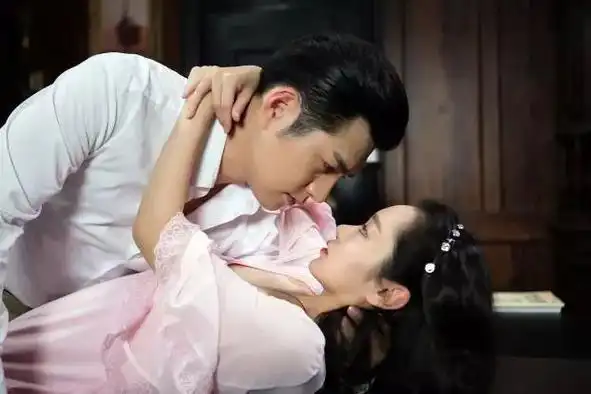 虽然是谍战题材电视剧,但是在宋轶与严屹宽这两位高颜值演员的演绎下