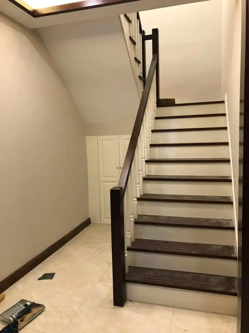 红橡木实木楼梯.极简的款式,搭配混合颜色.这家居楼梯的温馨感 - 抖音