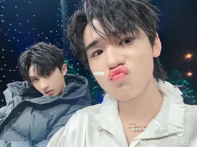 这两张合照里的马嘉祺我必须要发疯