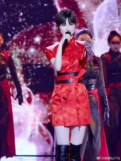 今晚的万物回春妆～李宇春  今晚北京国际电影节,中式短款的小旗袍,满