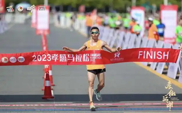 全程马拉松-男子组夺得全马男子组冠军以2小时19分40秒的成绩第一个冲