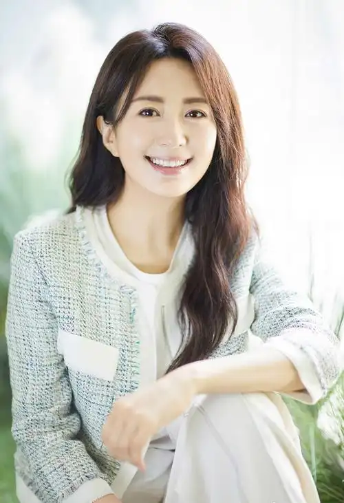 至尊红颜杨舒童真是好气色编织外套配白裤美得不像44岁