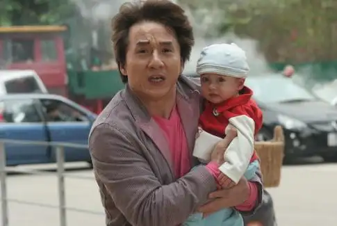 他是成龙电影《宝贝计划》中的宝宝,现在14岁了,颜值越来越高