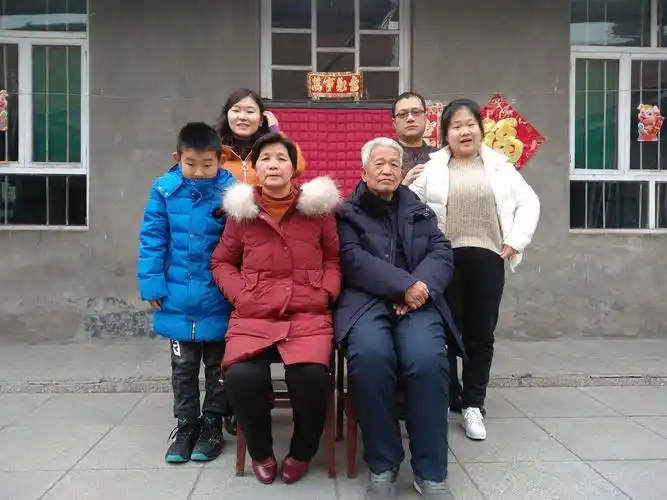 猪年自拍全家福