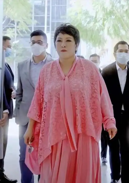 向太进军直播,只卖廉价日用品,零食令人失望,她自己都不会用