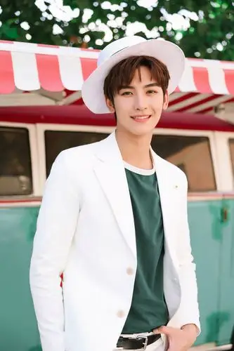 小鲜肉黄俊捷清爽简约风帅气写真图片[4/5]_明星_美桌网