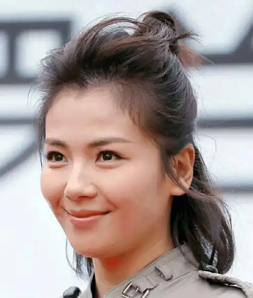 女明星都在扎半丸子头,为什么景甜美似少女,林允却尴尬了?