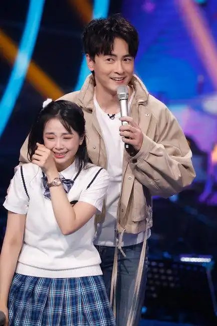 郑元畅《嗨唱转起来》与好友ella同台味经典_综艺新闻_大众网