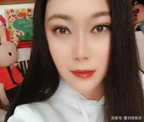 爸爸残疾妈妈智力有问题,23岁凭春晚顺利走红,如今却成上亿总裁