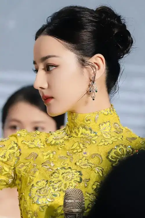 迪丽热巴金色露背旗袍造型