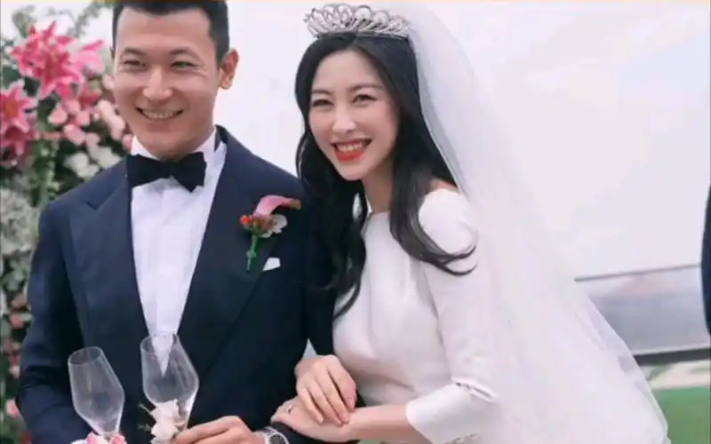 活动作品女神朱珠结婚晒婚纱照老公超帅气