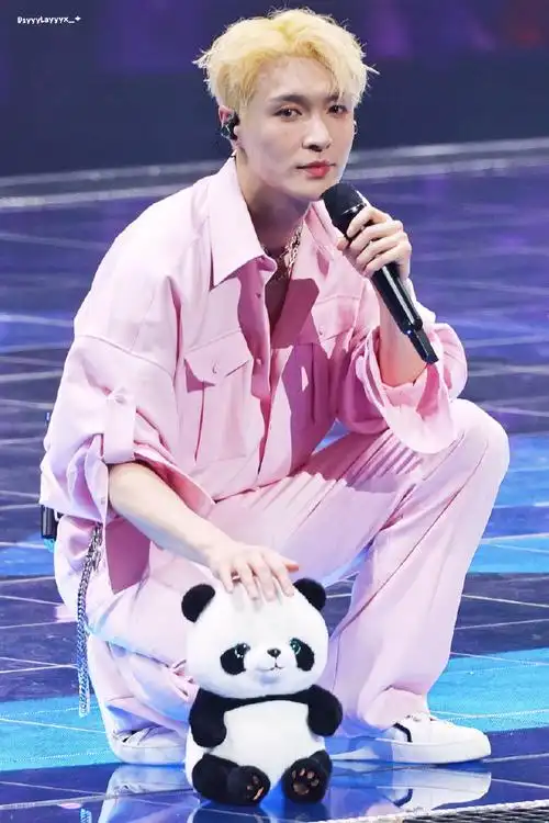 张艺兴2023大航海巡演##张艺兴成都演唱会##张艺兴粉衣造型直拍