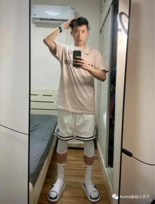 爱自拍的白袜小哥哥你们喜欢这种类型的男孩子吗