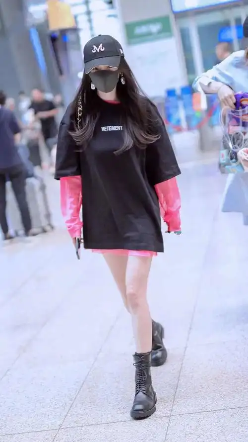 与范思哲解约后杨幂首现身机场黑t恤搭配马丁靴又帅又飒