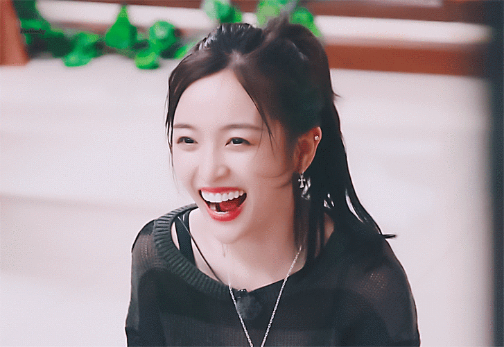 吴宣仪动图红衣