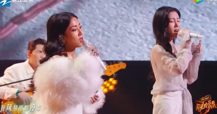 张碧晨,吉克隽逸合唱《春暖花开去见你》,含泪一笑温暖又治愈|张碧晨