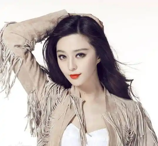 在国际上,多次闪耀在戛纳红毯,连续登上全球十大最高收入女演员排行榜