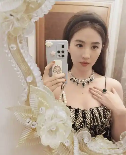 刘亦菲晒库存,事业线吸睛!内娱唯一被忽略身材的美女明星