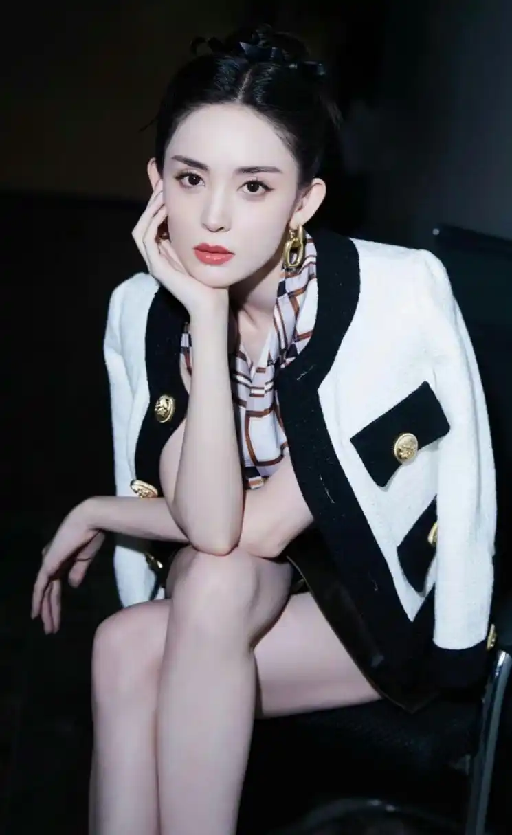 古力娜扎水嫩的肌肤,修长的美腿,越看越惊艳!