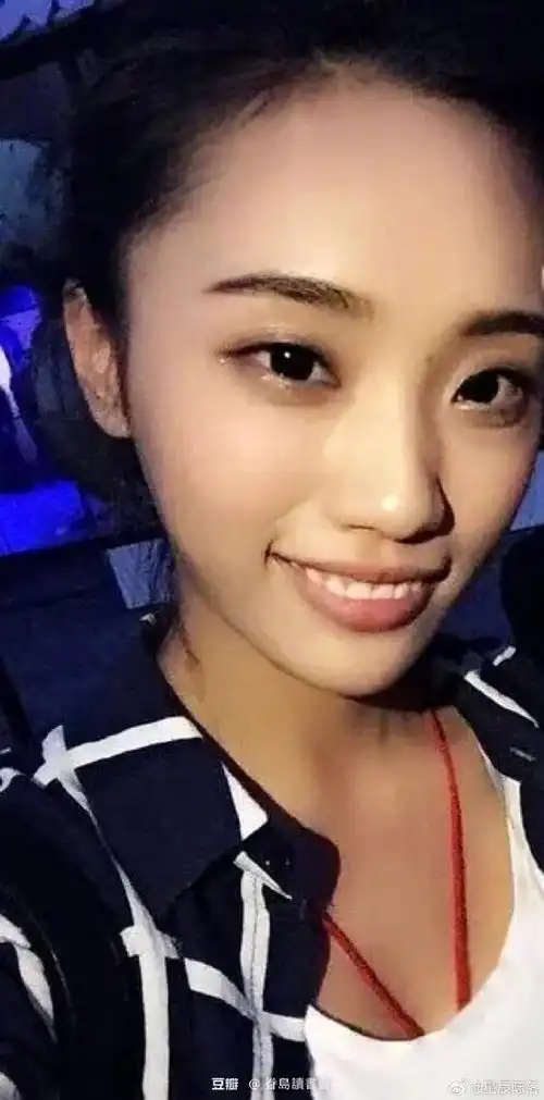 胡歌妻子 黄曦宁 生动诠释近水楼台先得月