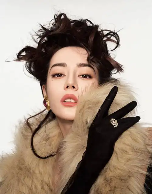 1/ 15 搜狐娱乐讯 12月1日,迪丽热巴登上《时尚芭莎》电子杂志mini