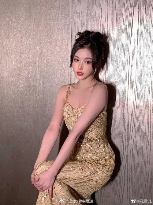 孔雪儿金色吊带长裙身段窈窕 妆容精致生图抗打