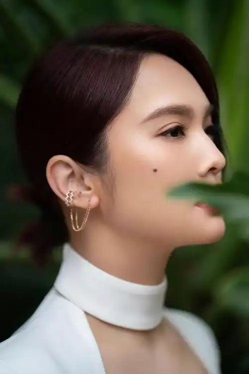 杨丞琳身穿白衣连衣裙头发半遮面脸部的痣看着太可爱了