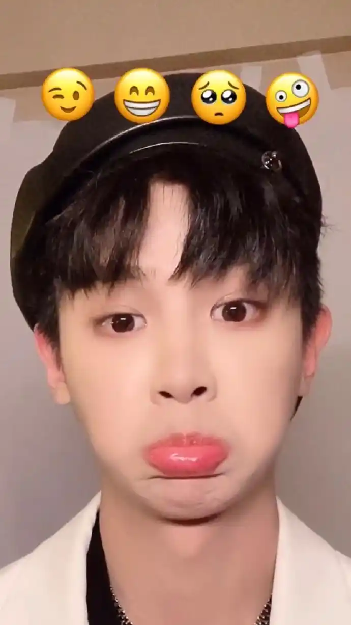 酷boy的可爱开关已打开 黄明昊的emoji挑战甜度满分