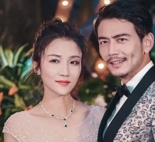 35岁杨烁妻子曝光,原来是大名鼎鼎的她,网友:难怪不愿公开