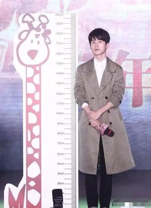 穿鞋接近185cm,和官方身高非常吻合,这个身高可以说是非常优秀的了