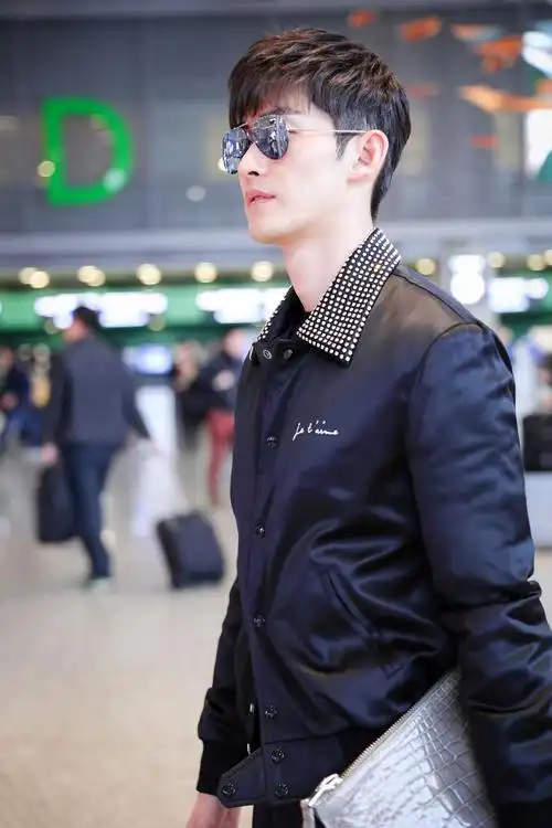 张翰新闻180118穿搭帅气又御寒张翰玩转冬日时尚