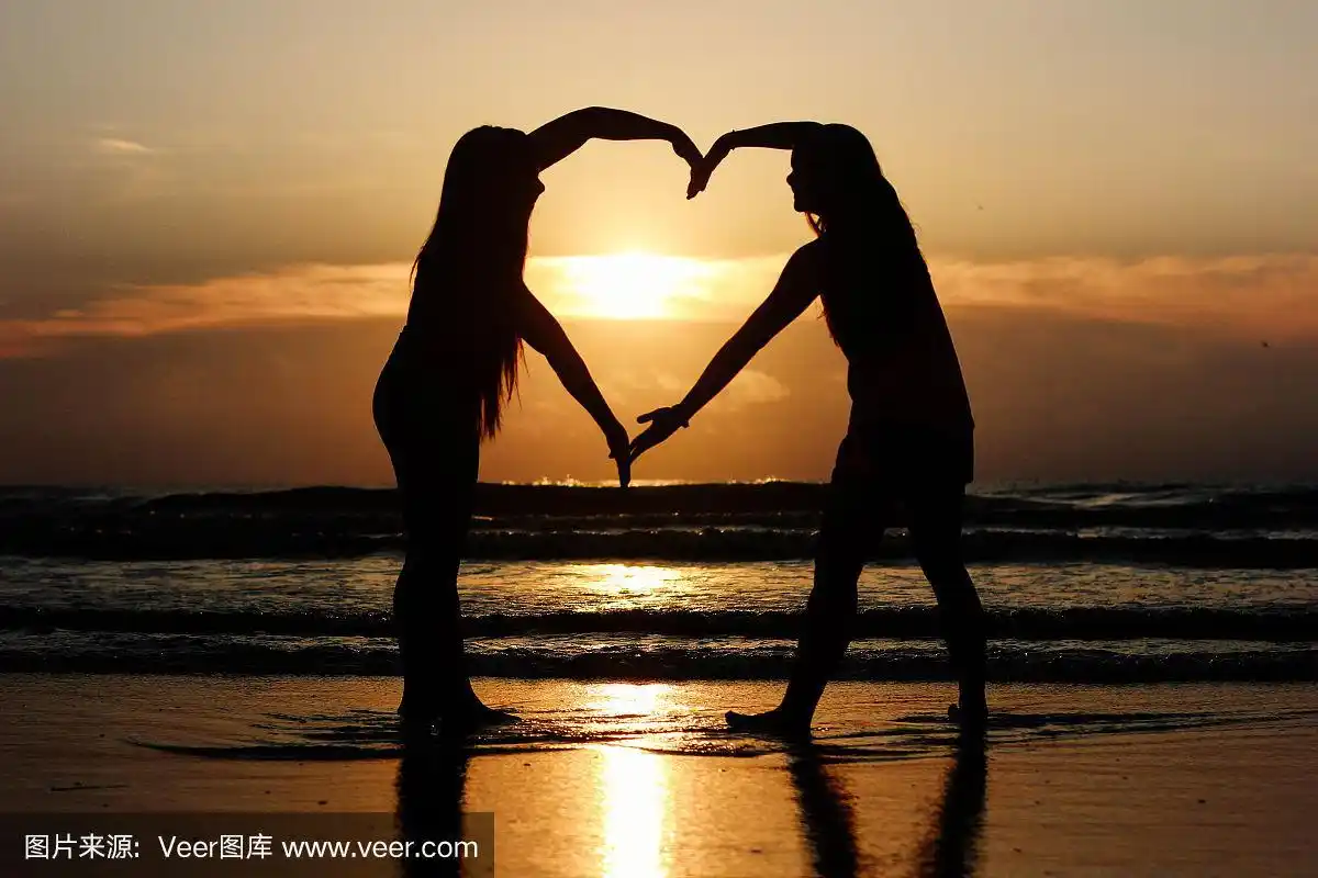 两个朋友用手臂做成心形