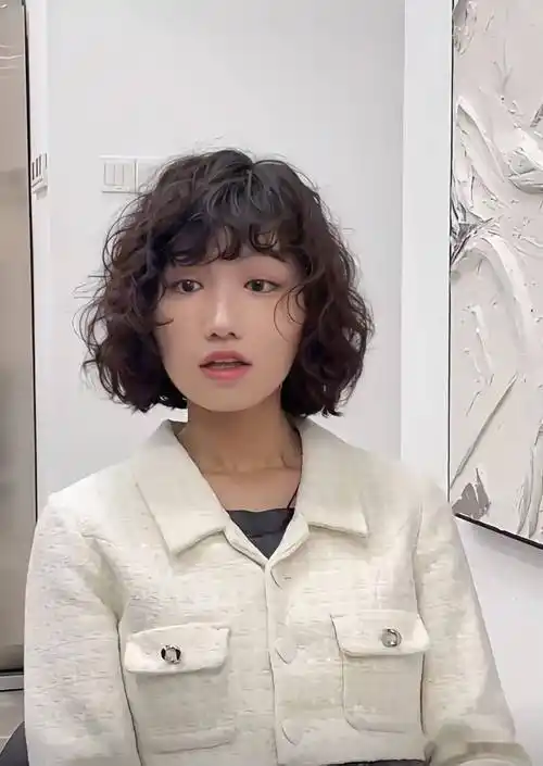 2023新年发型"短发烫个卷"显脸小巨减龄_中国_头发_形象