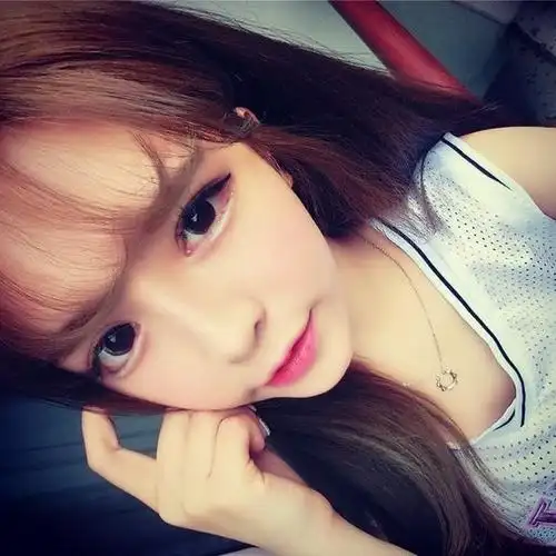 qq背景皮肤女生:气质很迷人,格外漂亮