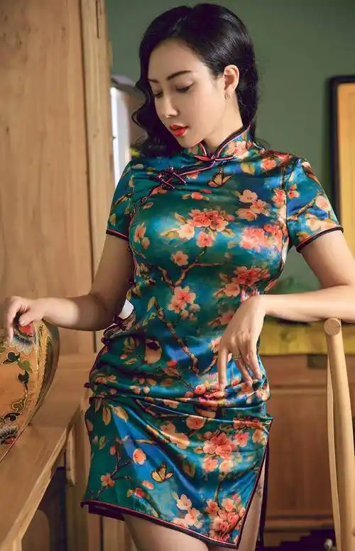 旗袍不愧是有国粹之称,配上小姐姐精致的卷发,让人不禁为之沉醉_文化