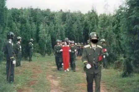 穿着蓝花条粗布裤子光着脚丫子上刑场去枪毙死刑犯图片(胆小不要看)