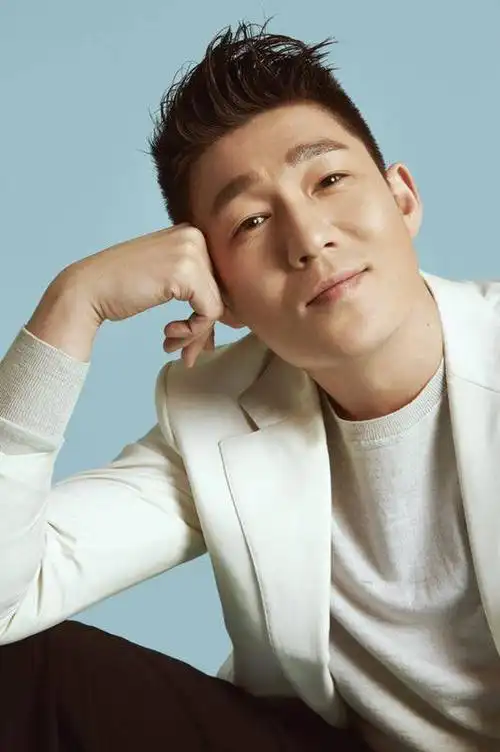 此前白微因出演《火蓝刀锋》中"战神"向羽一角为