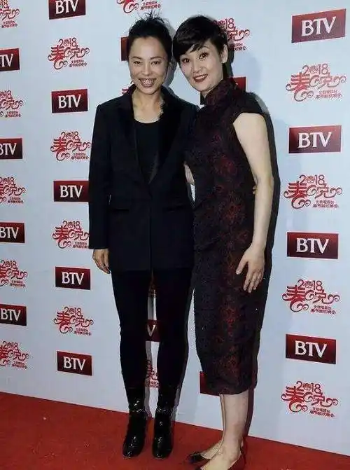 原创冯小刚53岁的老婆长啥样离开滤镜美颜后徐帆的气质更出众