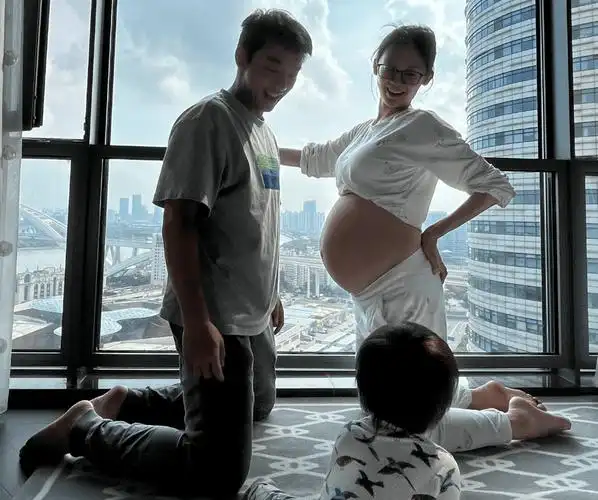 宝宝满月足印与小名曝光,苗苗心虚秒删视频_夫妻_网友_女儿