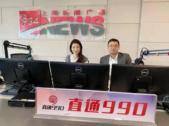 市人大代表余思彦 (右)和主持人雪瑾
