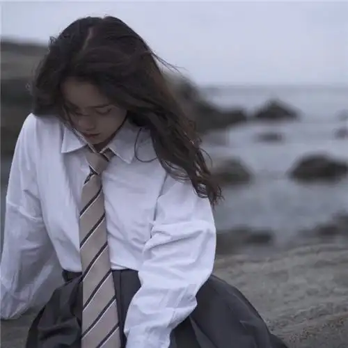 白衬衫户外拍照女生头像图片