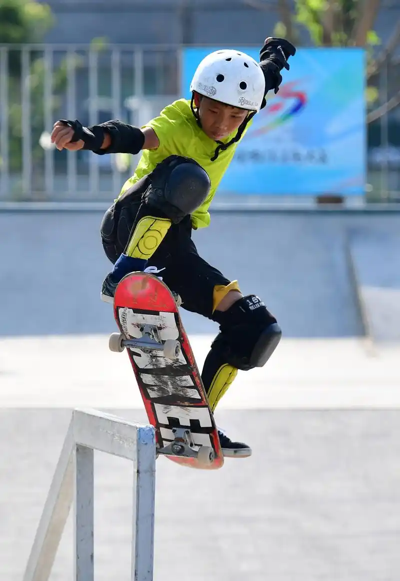 滑板中国极限运动大会街式滑板比赛举行