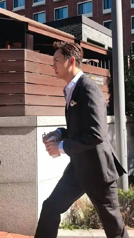 港风霸总,背头西装造型太帅了|陈伟霆|太阳|威廉_新浪新闻