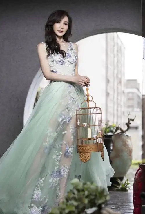 54岁萧蔷颜值重返,破"整容"传闻,多年义卖捐款3500万