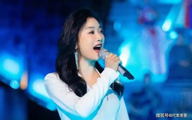 毕业于中央民族大学,中国内地女歌手,蒙古族青年歌唱家